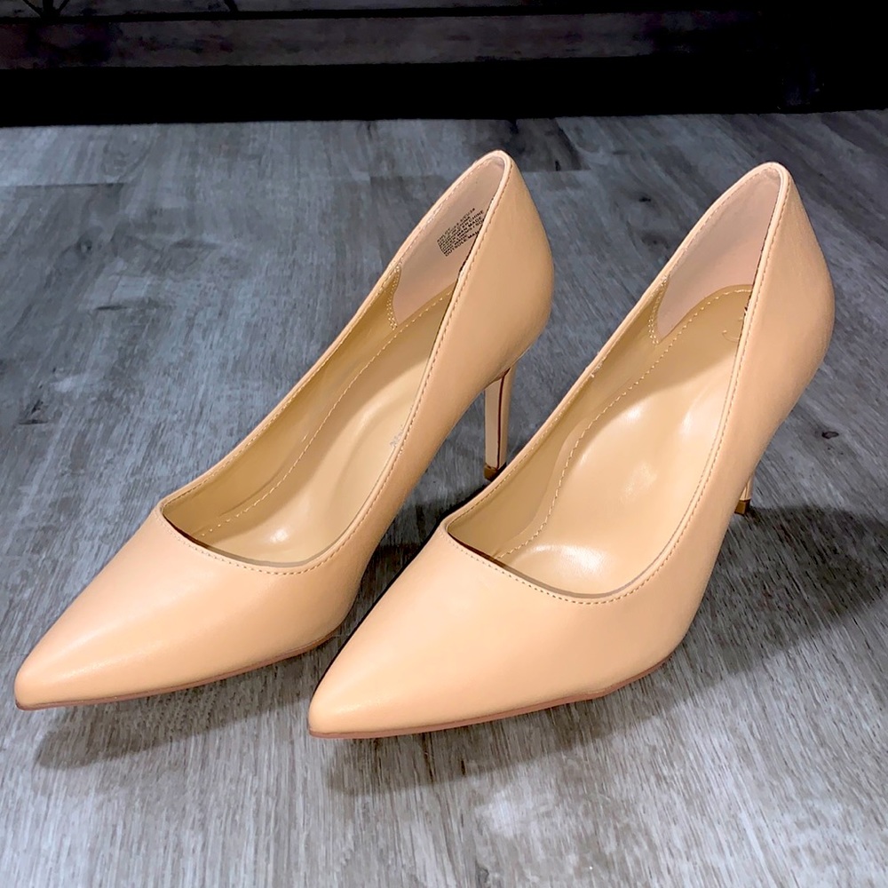 Nude pumps size 7.5